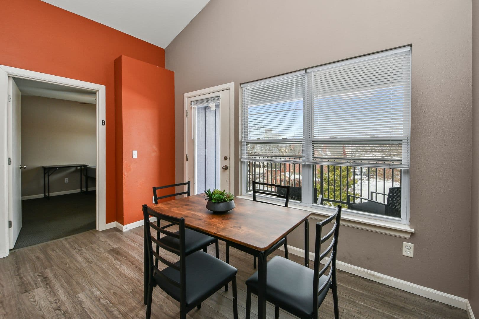 Springfield Apartment: 450 E Walnut St