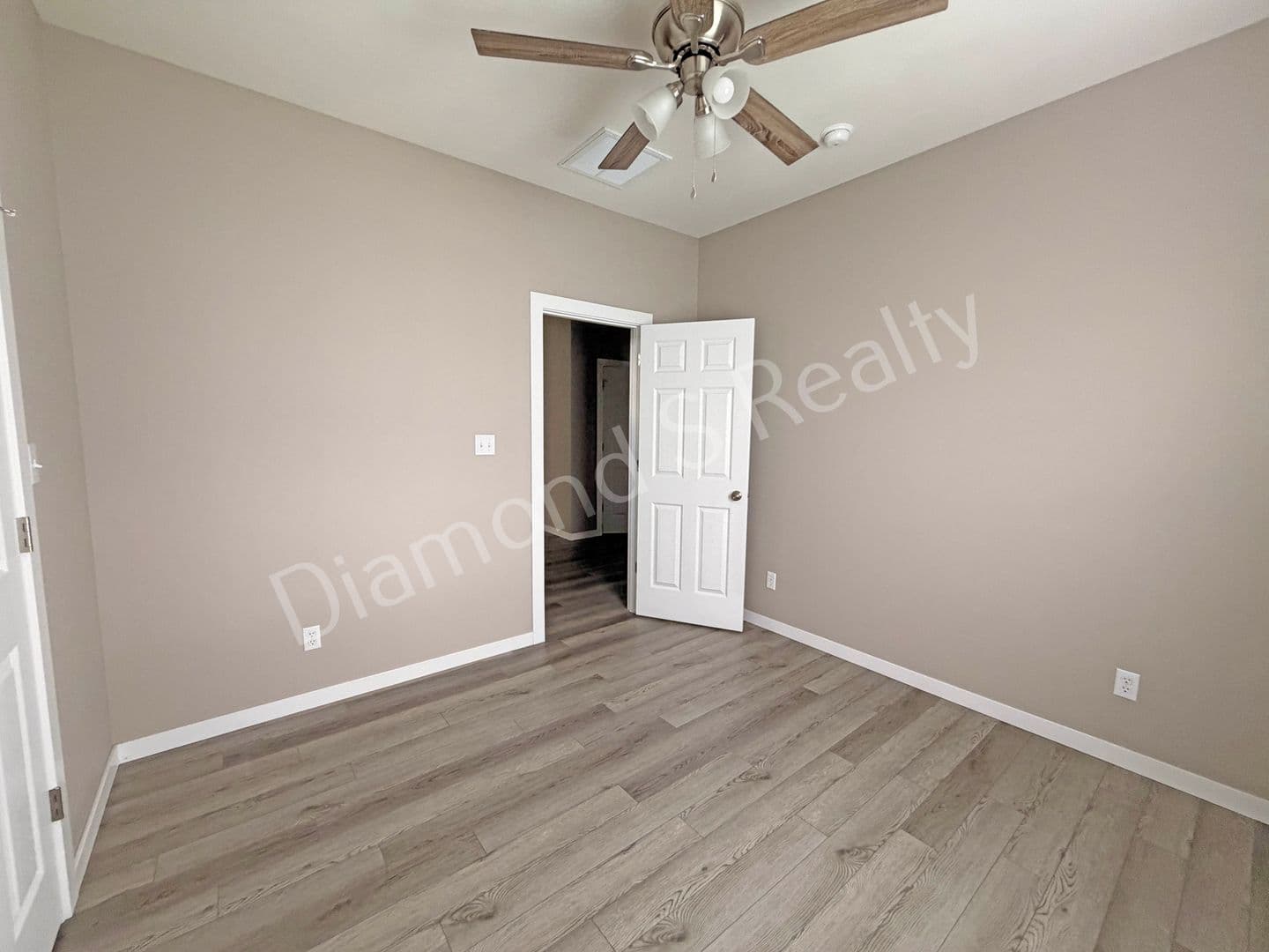Ozark House: 2124 N Bradbury Ln