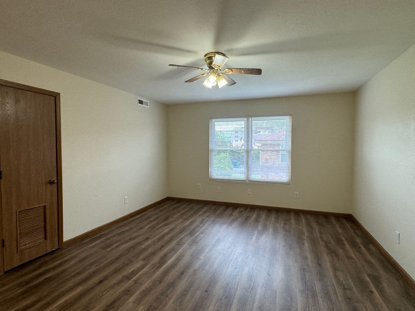 Springfield Apartment: 3000 N Kentwood