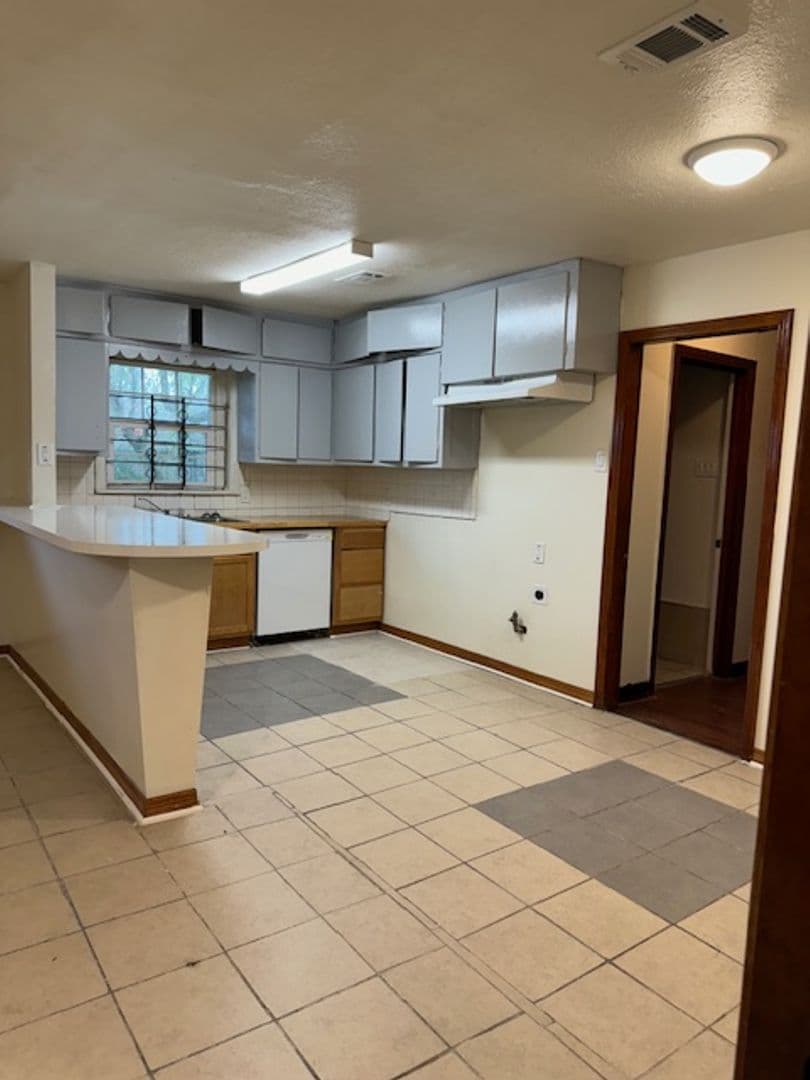 Houston House: 6015 Doulton Dr.