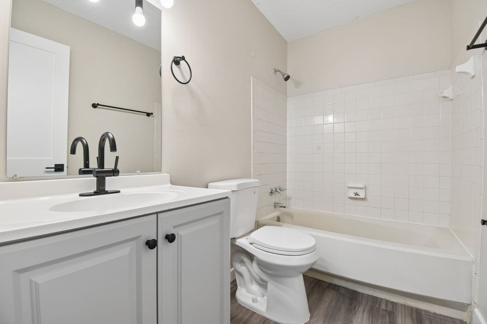 Newark Apartment: 1385 Country Side Drive