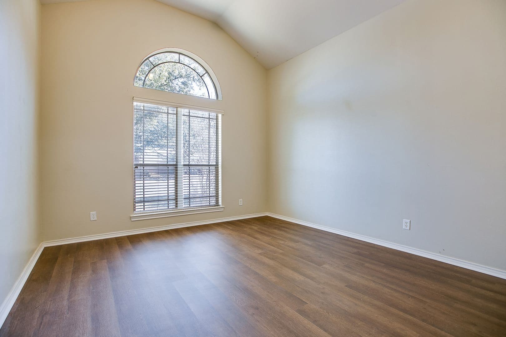 San Angelo House: 6005 Brazos St