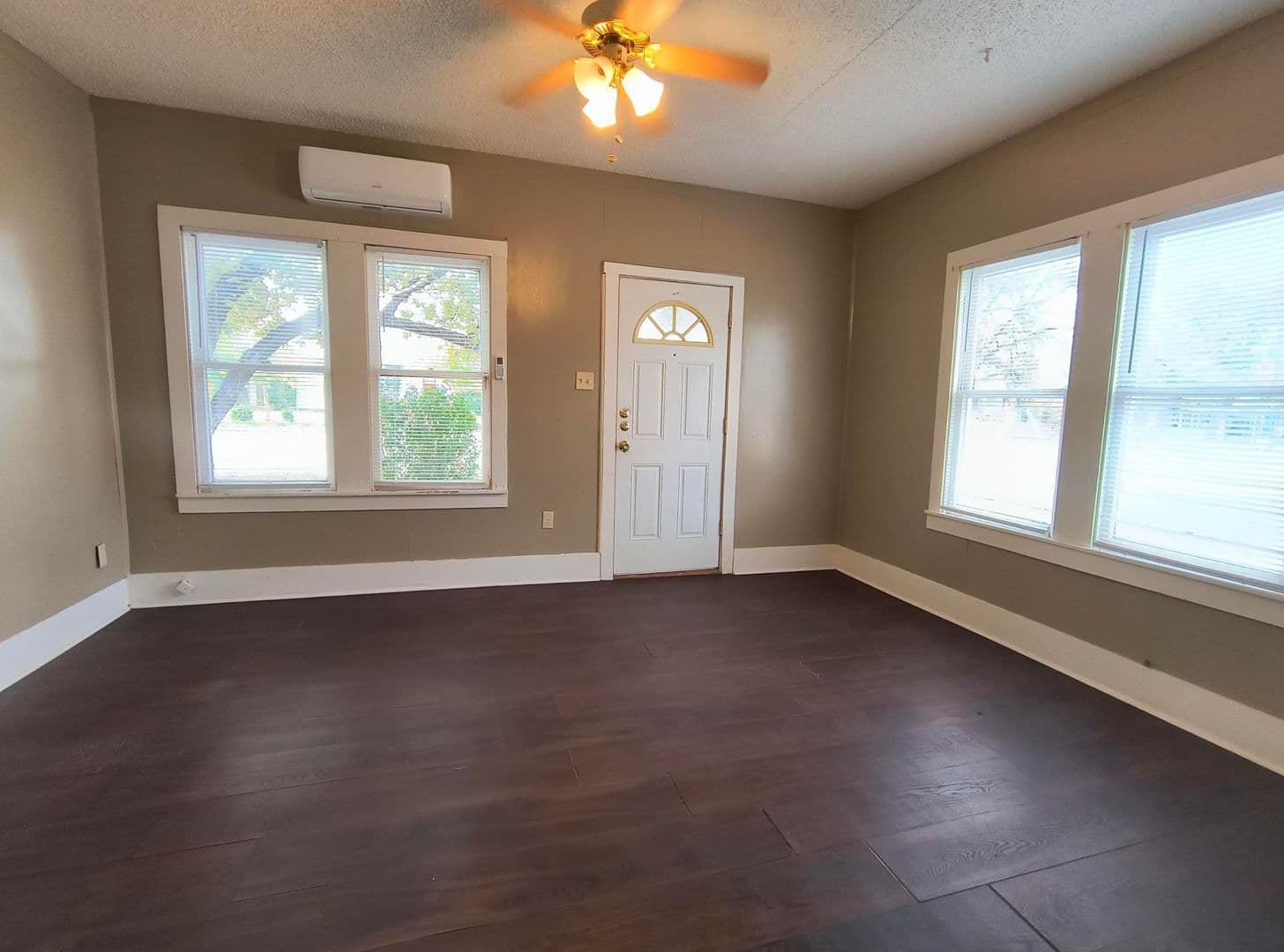 San Angelo House: 2 S Jefferson