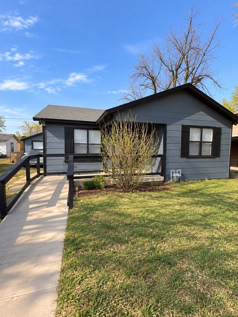 San Angelo House: 206 E 12th St