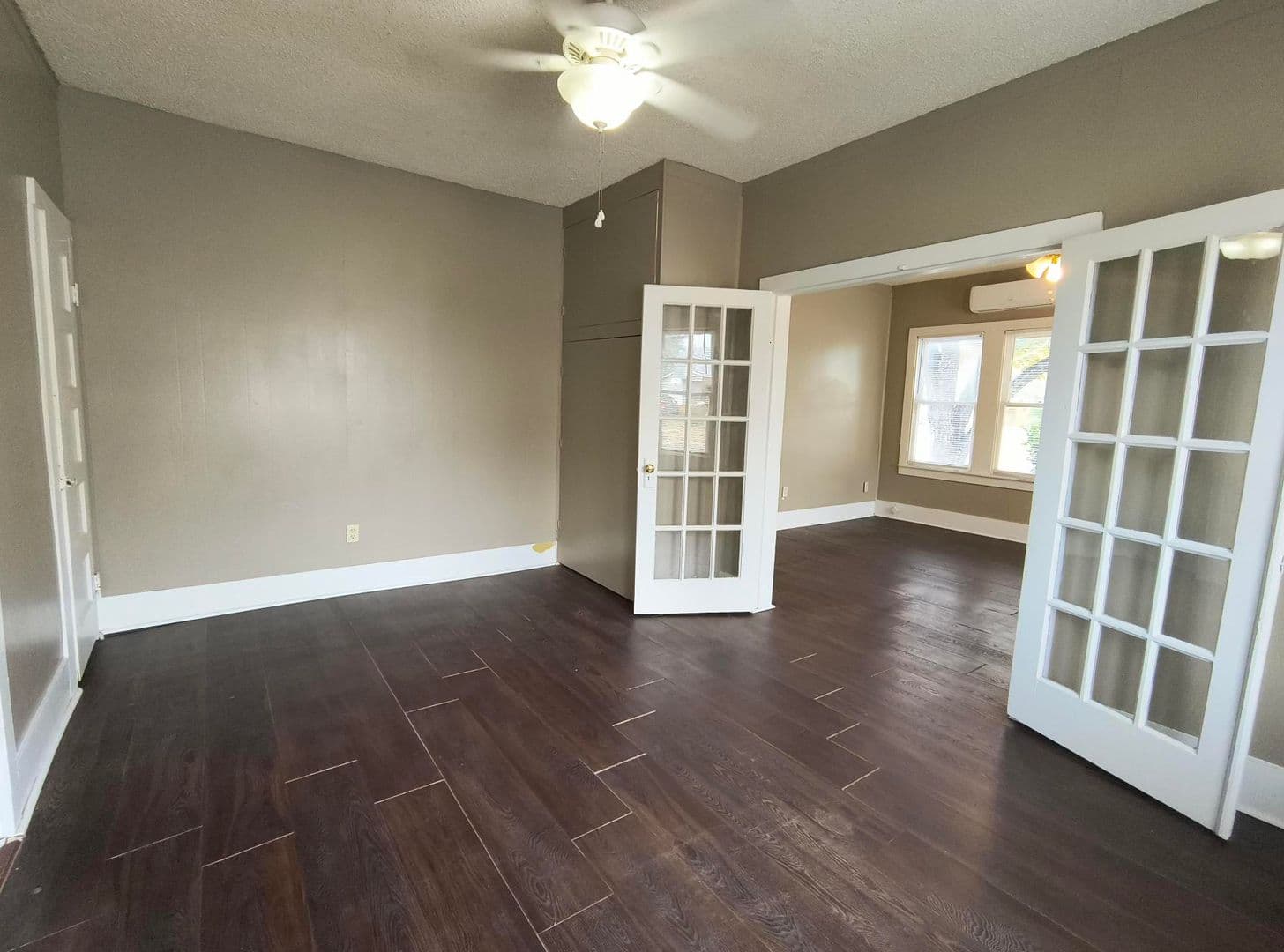 San Angelo House: 2 S Jefferson