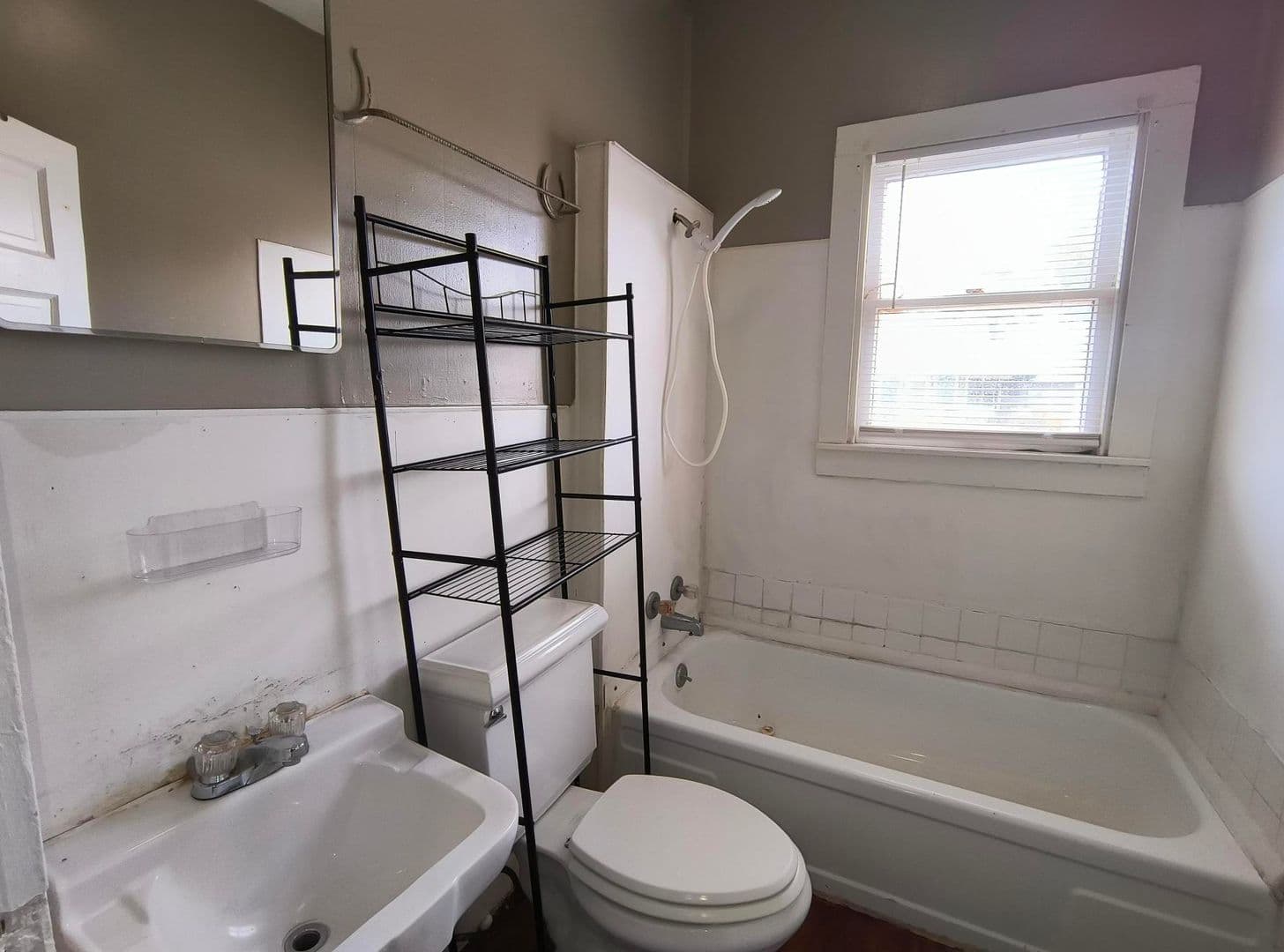 San Angelo House: 2 S Jefferson