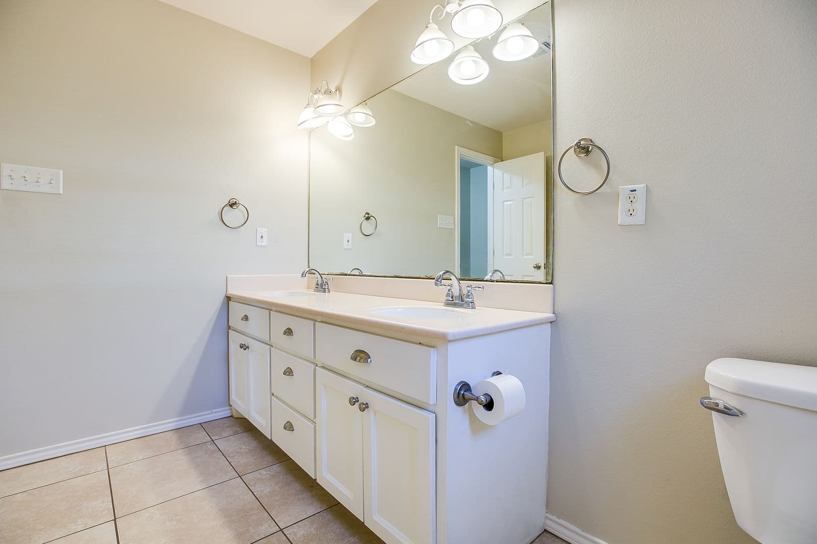 San Angelo House: 6005 Brazos St