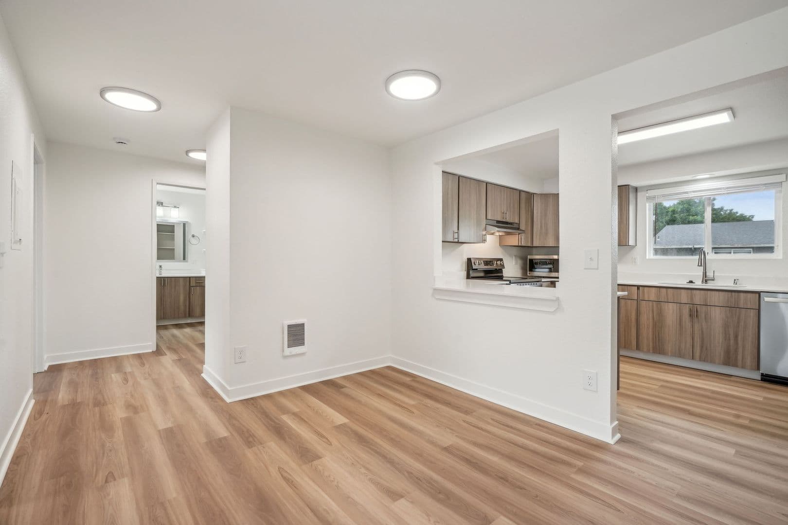 Vancouver Apartment: 2909 NE 57th Ave