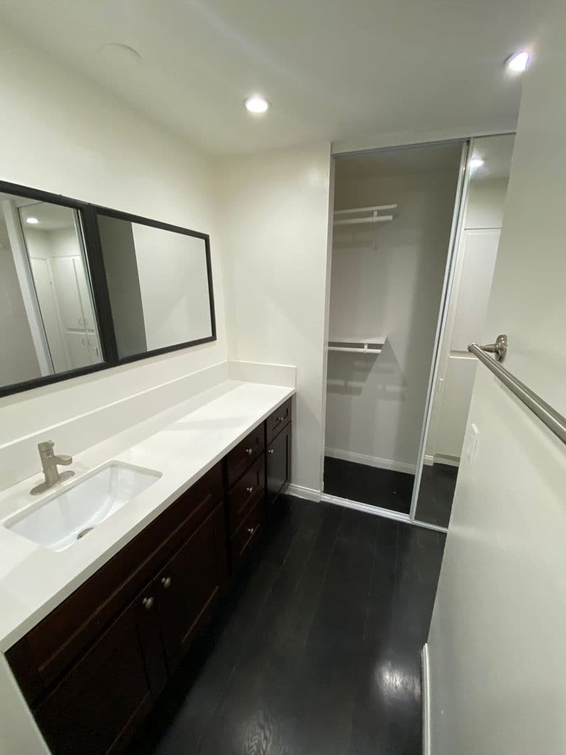 West Hollywood Apartment: 724 N West Knoll Drive