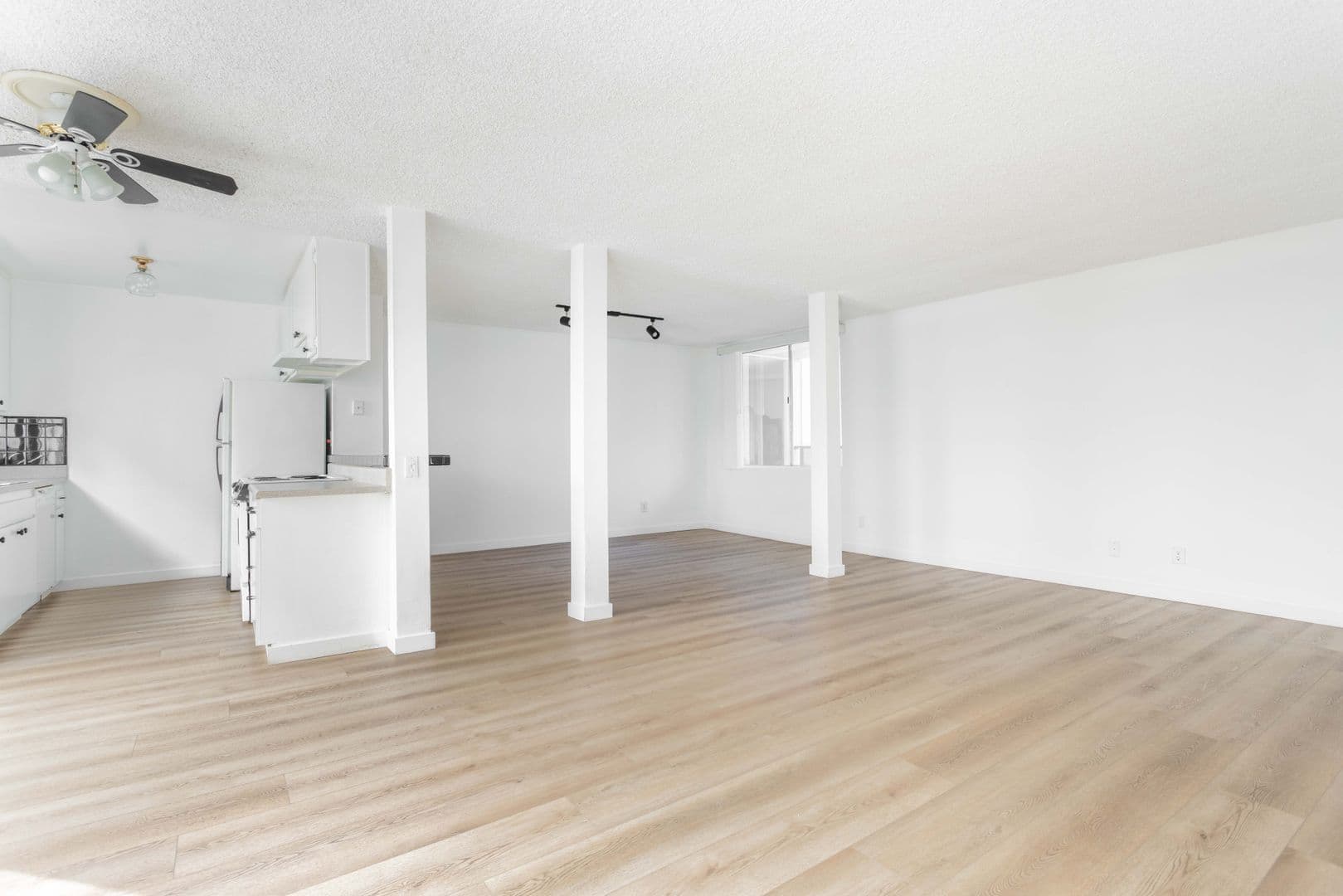 West Hollywood Apartment: 950 Larrabee St.