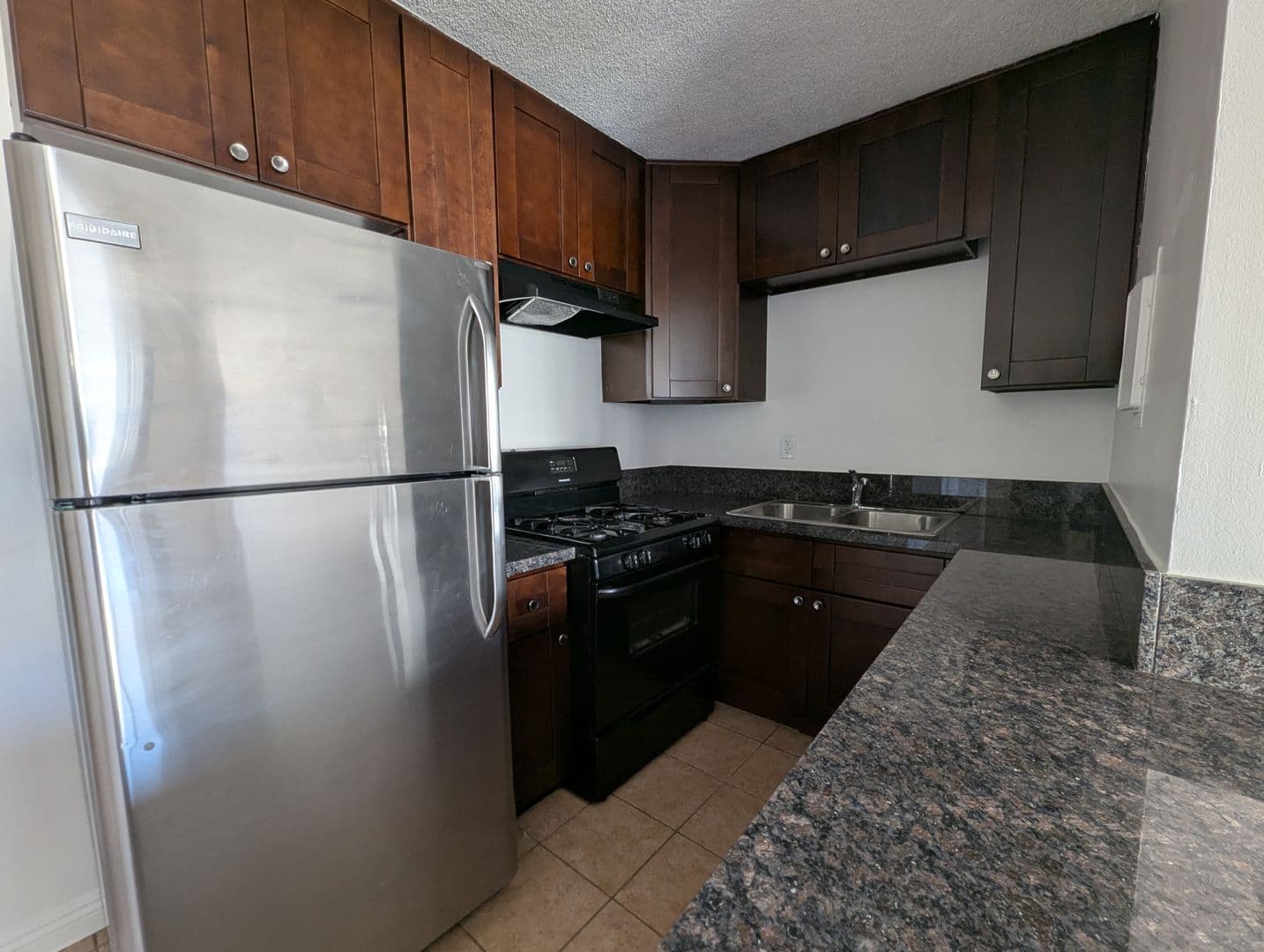 Los Angeles Apartment: 1811 Tamarind Ave