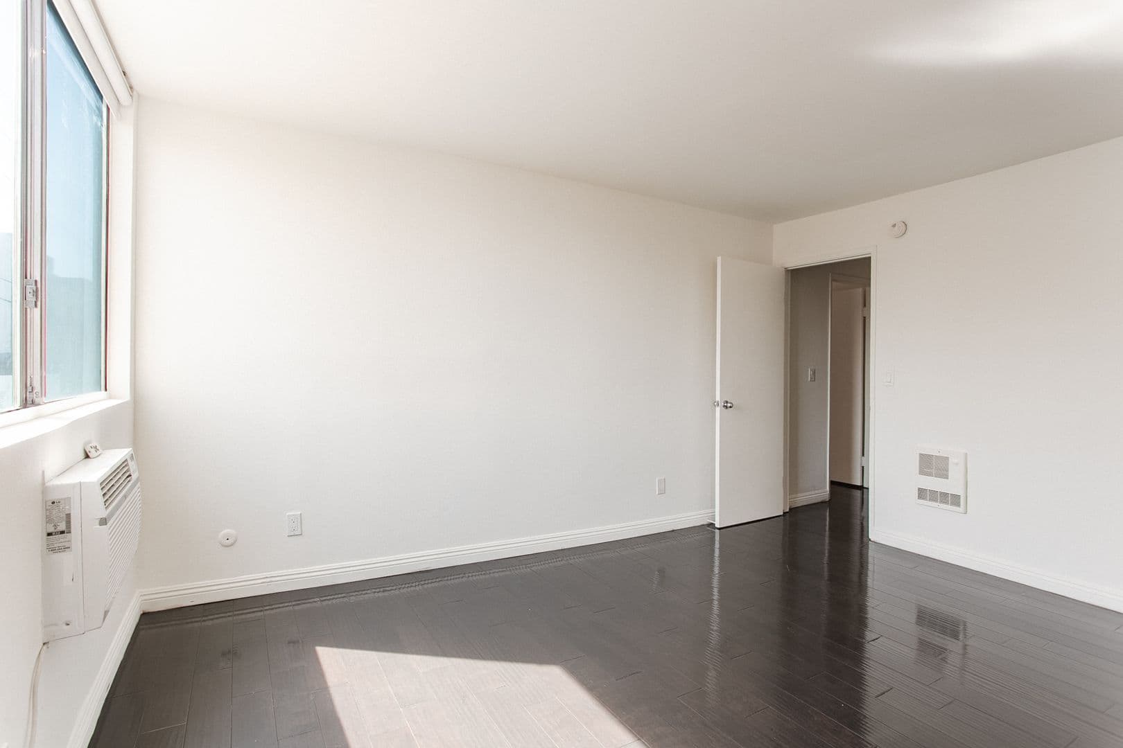 West Hollywood Apartment: 724 N West Knoll Drive