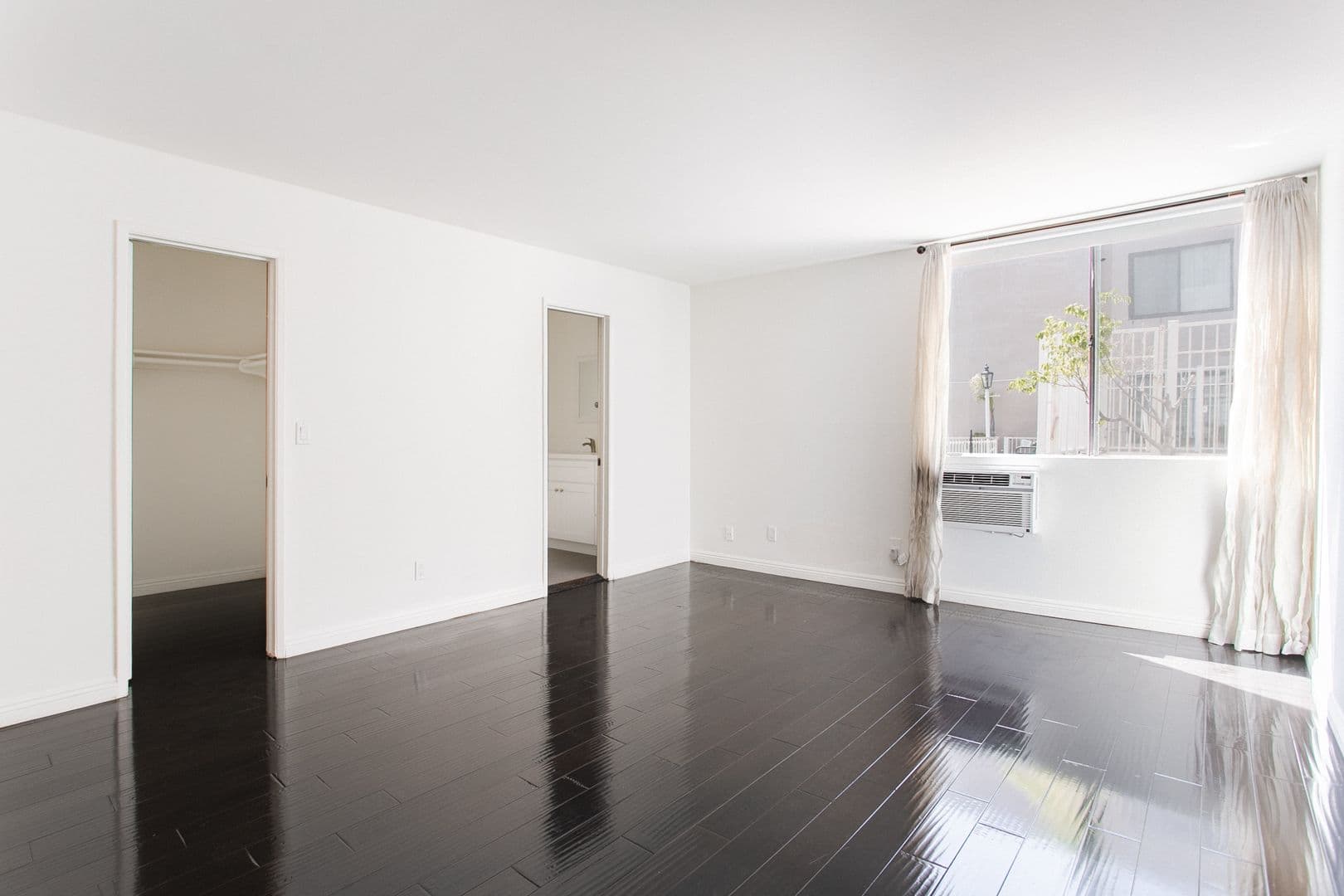 West Hollywood Apartment: 724 N West Knoll Drive