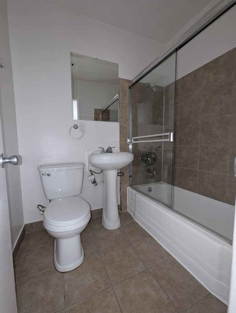 Los Angeles Apartment: 1811 Tamarind Ave