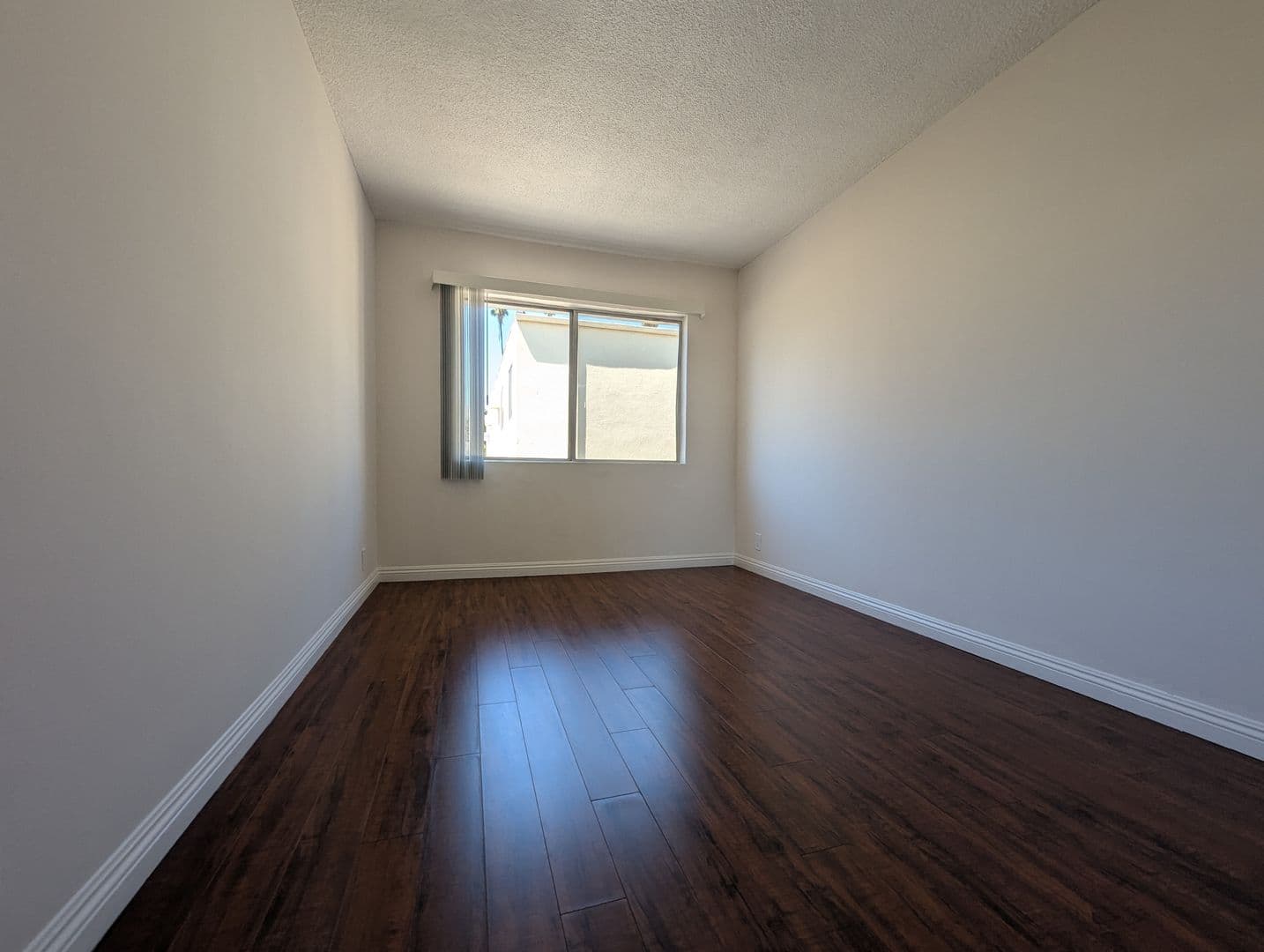 Los Angeles Apartment: 1811 Tamarind Ave