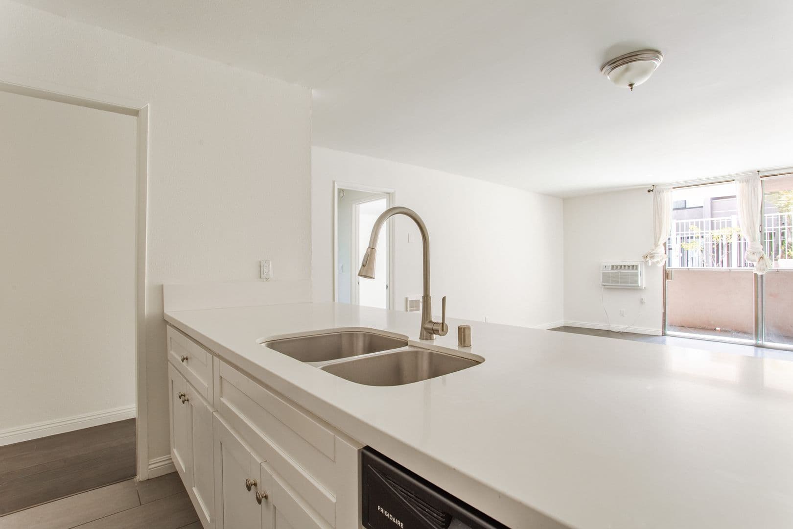 West Hollywood Apartment: 724 N West Knoll Drive