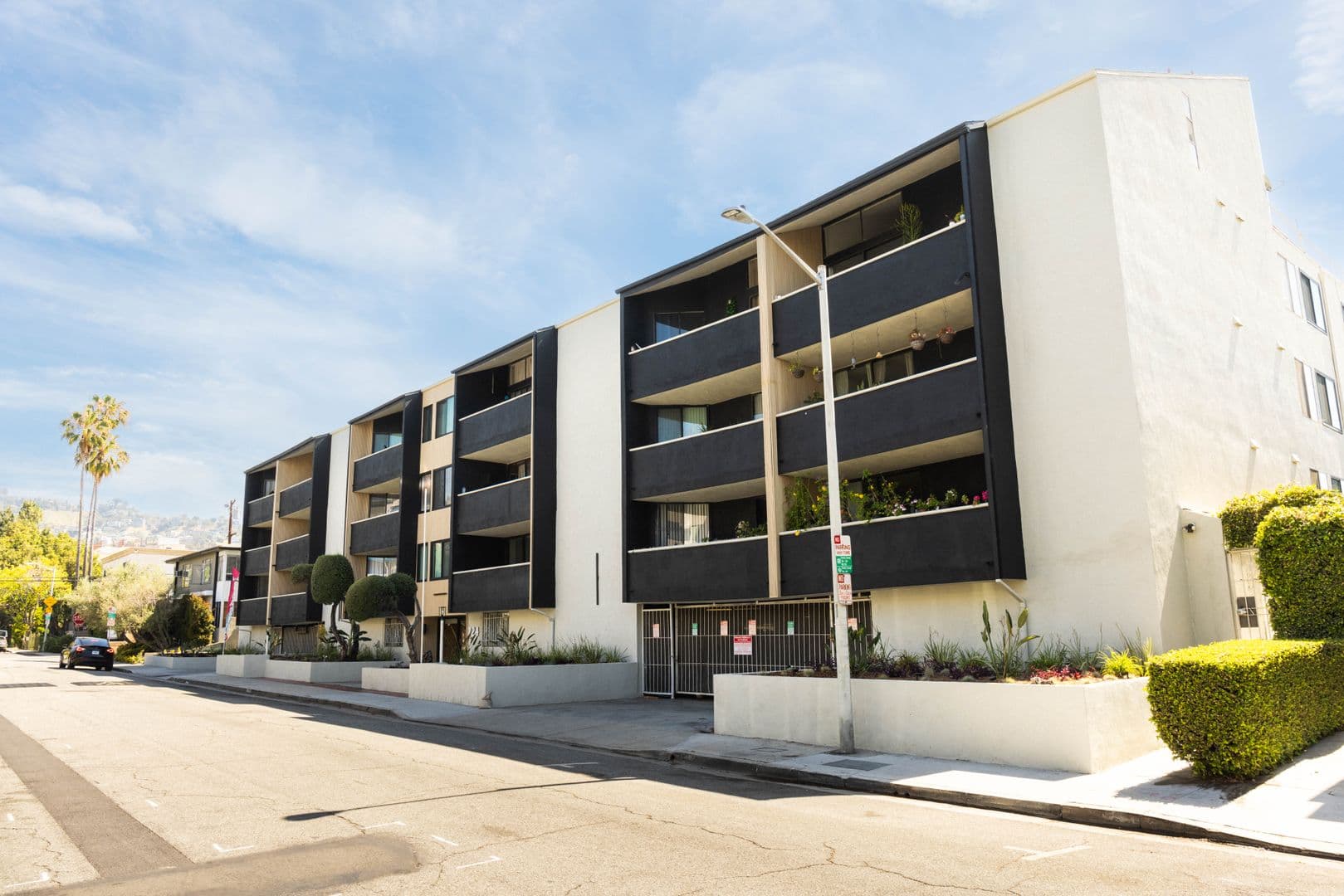 West Hollywood Apartment: 724 N West Knoll Drive