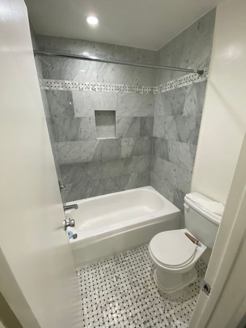 West Hollywood Apartment: 724 N West Knoll Drive