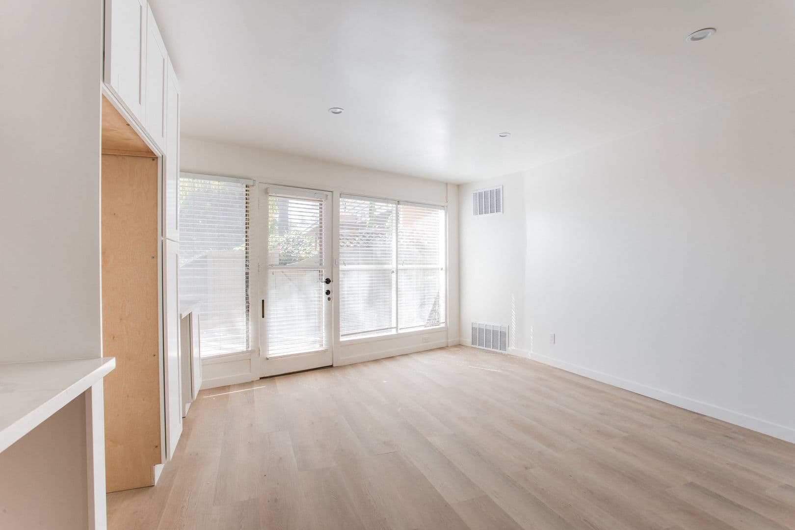 West Hollywood Apartment: 1127 Horn Ave