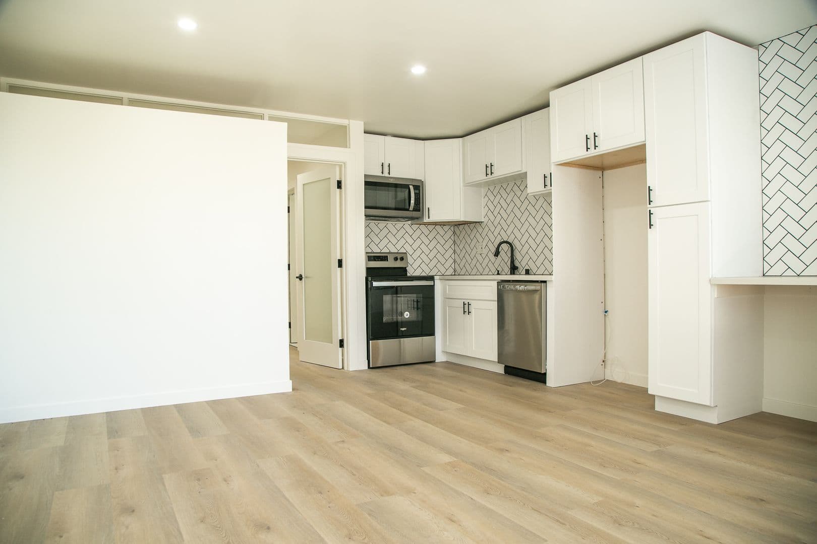 West Hollywood Apartment: 1127 Horn Ave