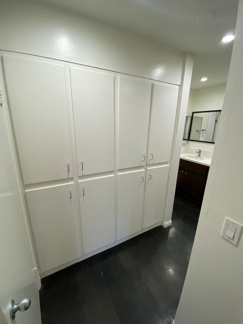 West Hollywood Apartment: 724 N West Knoll Drive