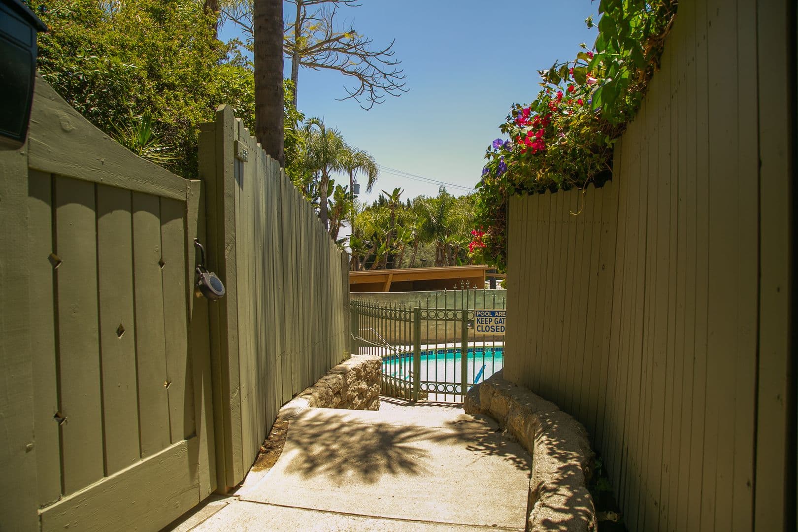 West Hollywood Apartment: 1127 Horn Ave