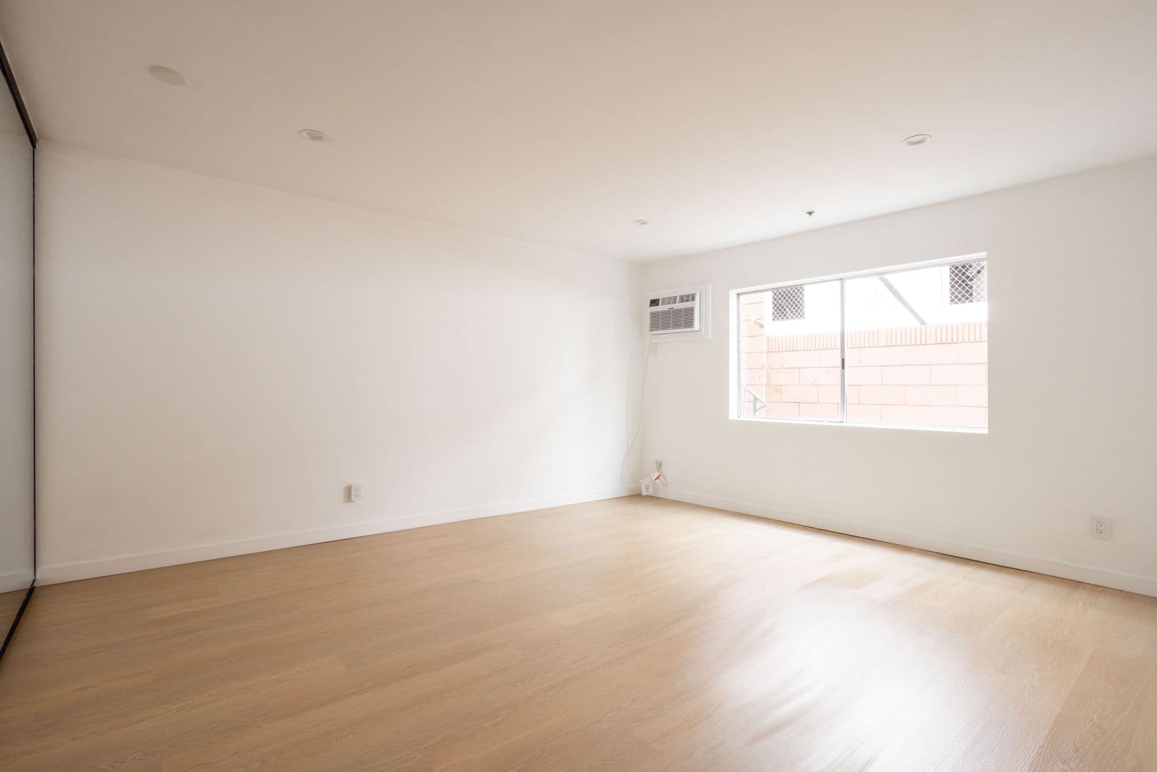 West Hollywood Apartment: 950 Larrabee St.