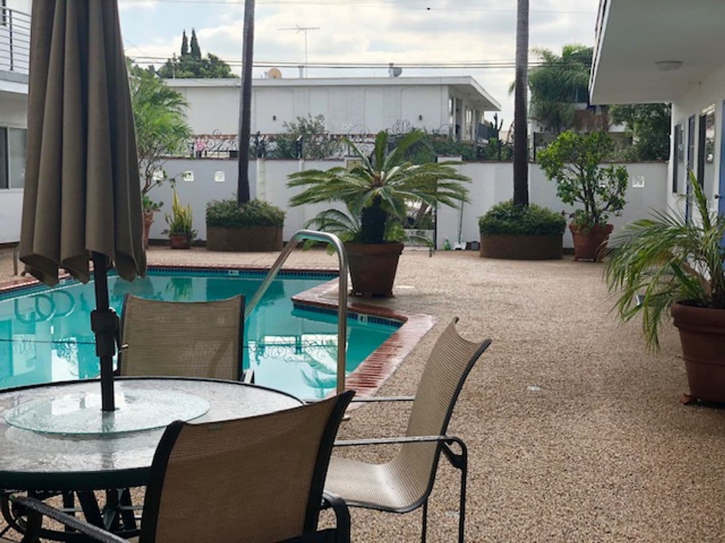 Santa Monica Apartment: 229 Bicknell Ave