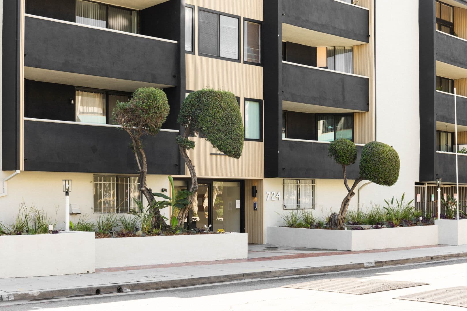 West Hollywood Apartment: 724 N West Knoll Drive