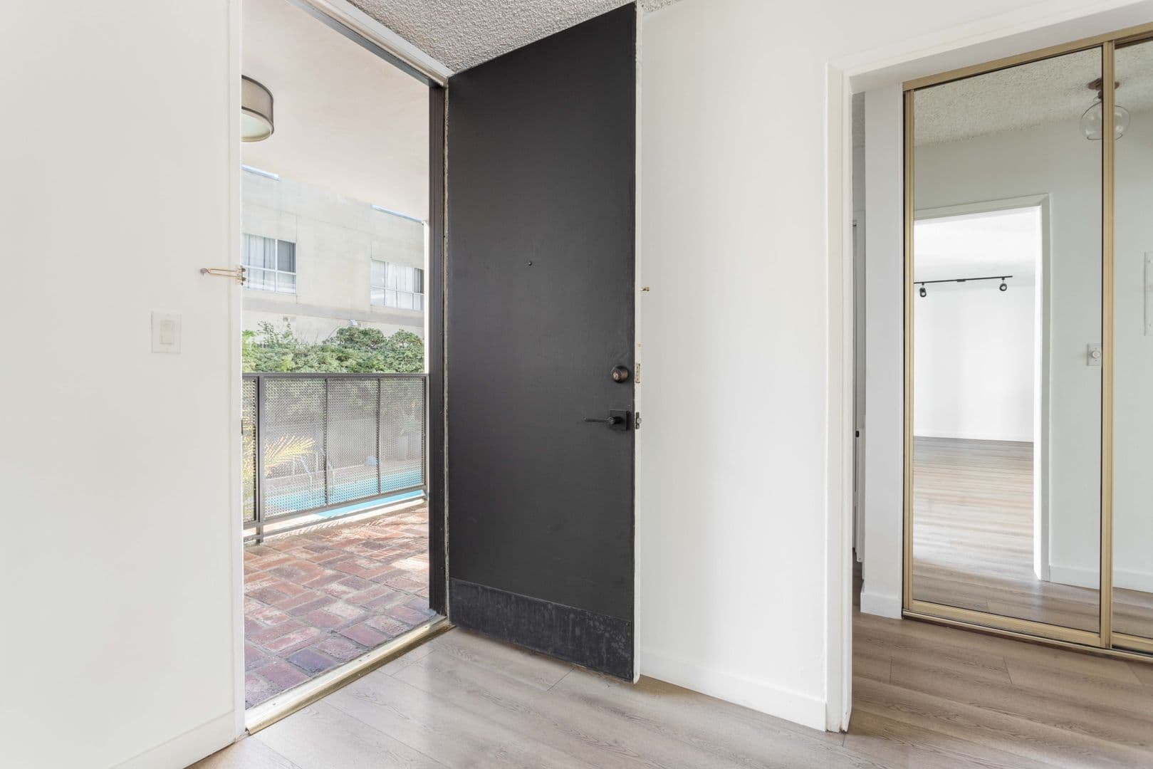 West Hollywood Apartment: 950 Larrabee St.