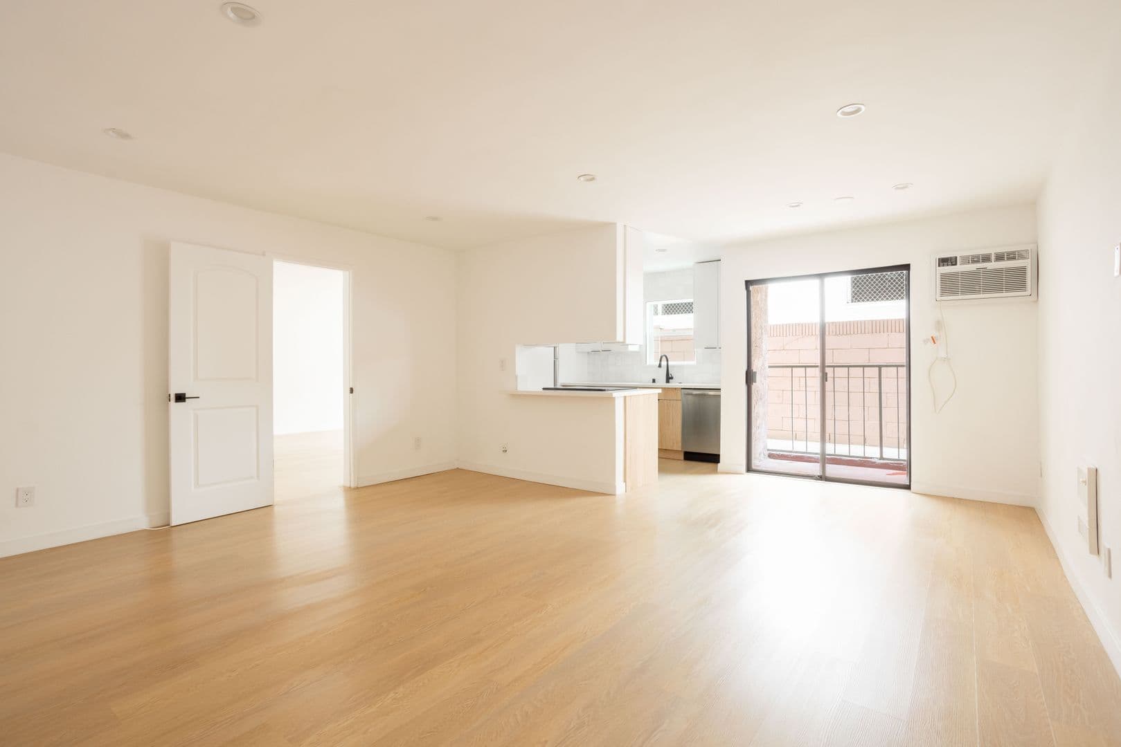 West Hollywood Apartment: 950 Larrabee St.