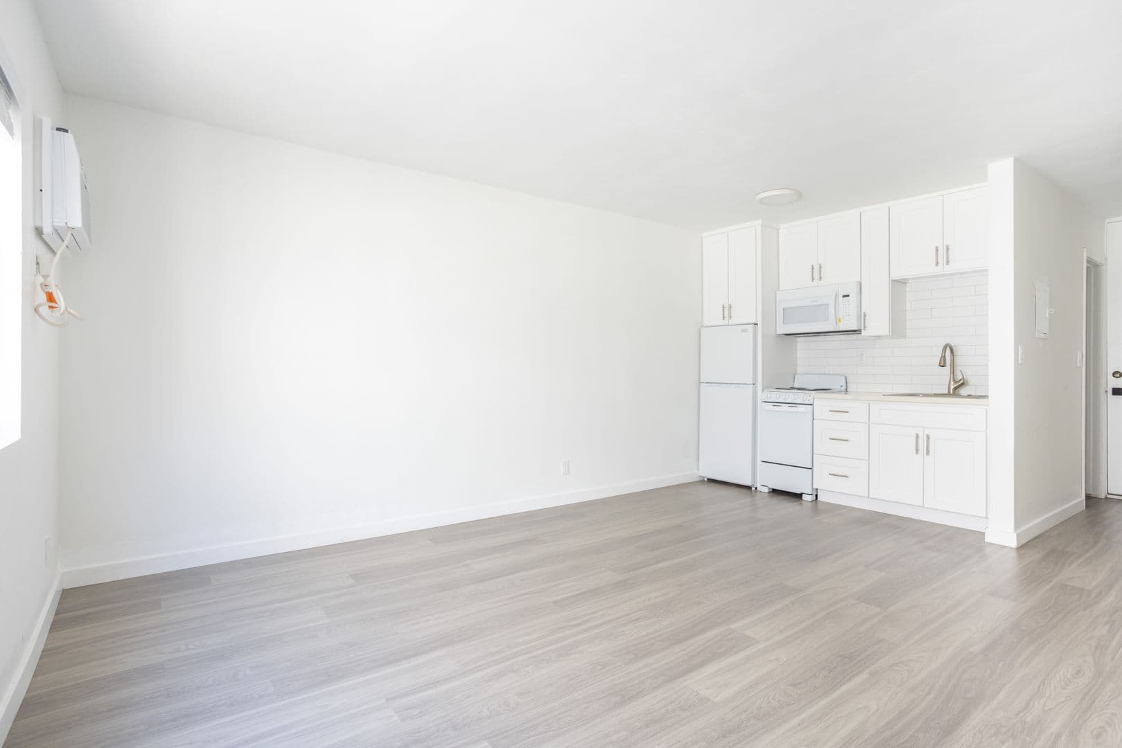 West Hollywood Apartment: 950 Larrabee St.