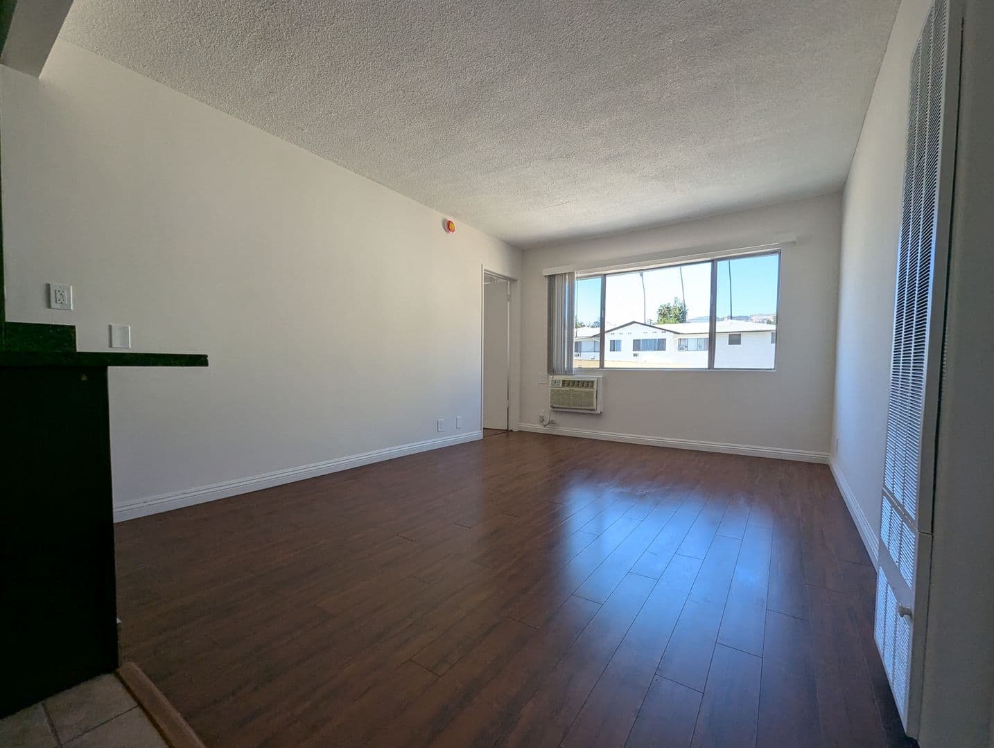 Los Angeles Apartment: 1811 Tamarind Ave