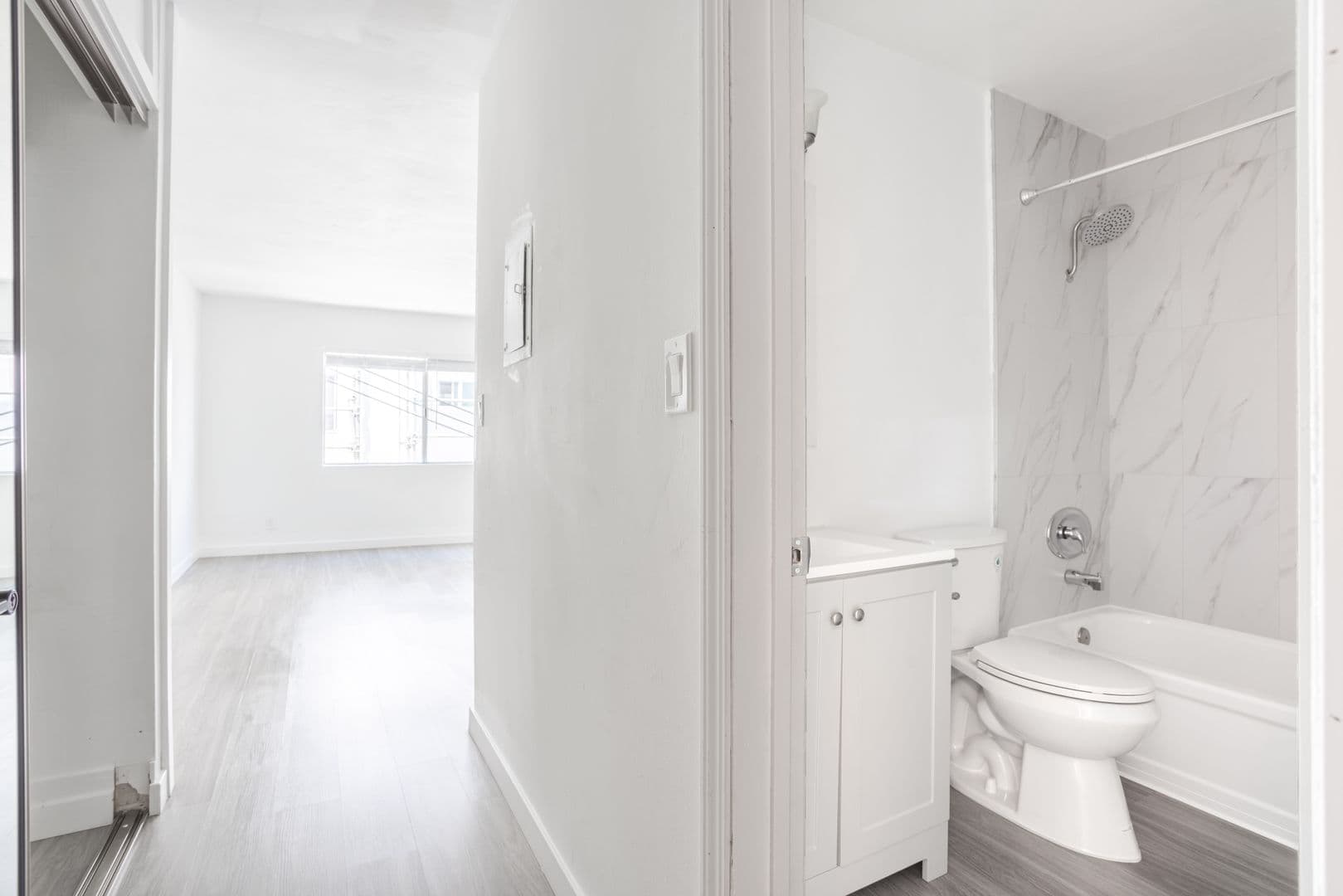 West Hollywood Apartment: 950 Larrabee St.