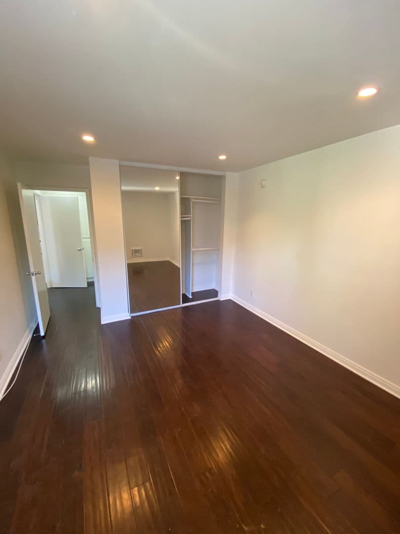 West Hollywood Apartment: 724 N West Knoll Drive