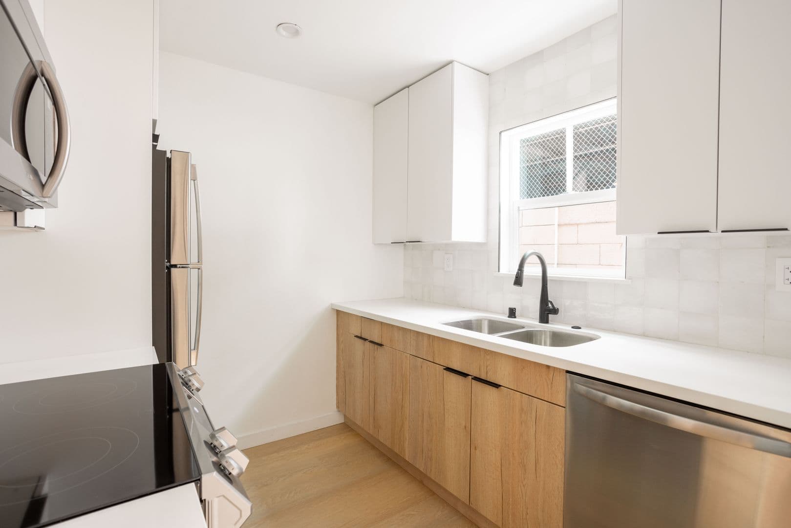 West Hollywood Apartment: 950 Larrabee St.