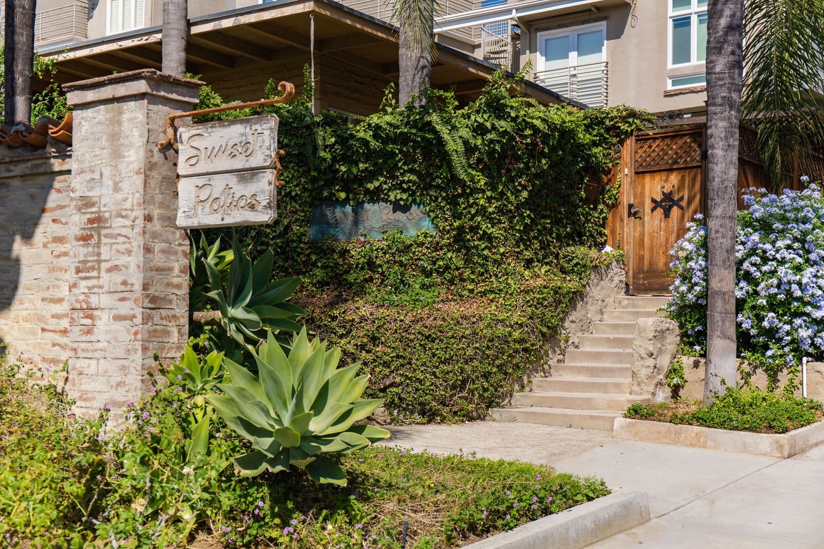 West Hollywood Apartment: 1127 Horn Ave