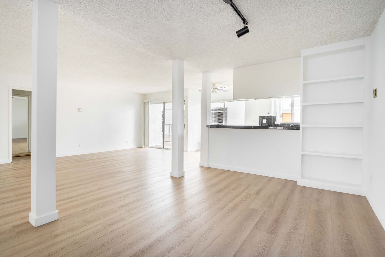 West Hollywood Apartment: 950 Larrabee St.