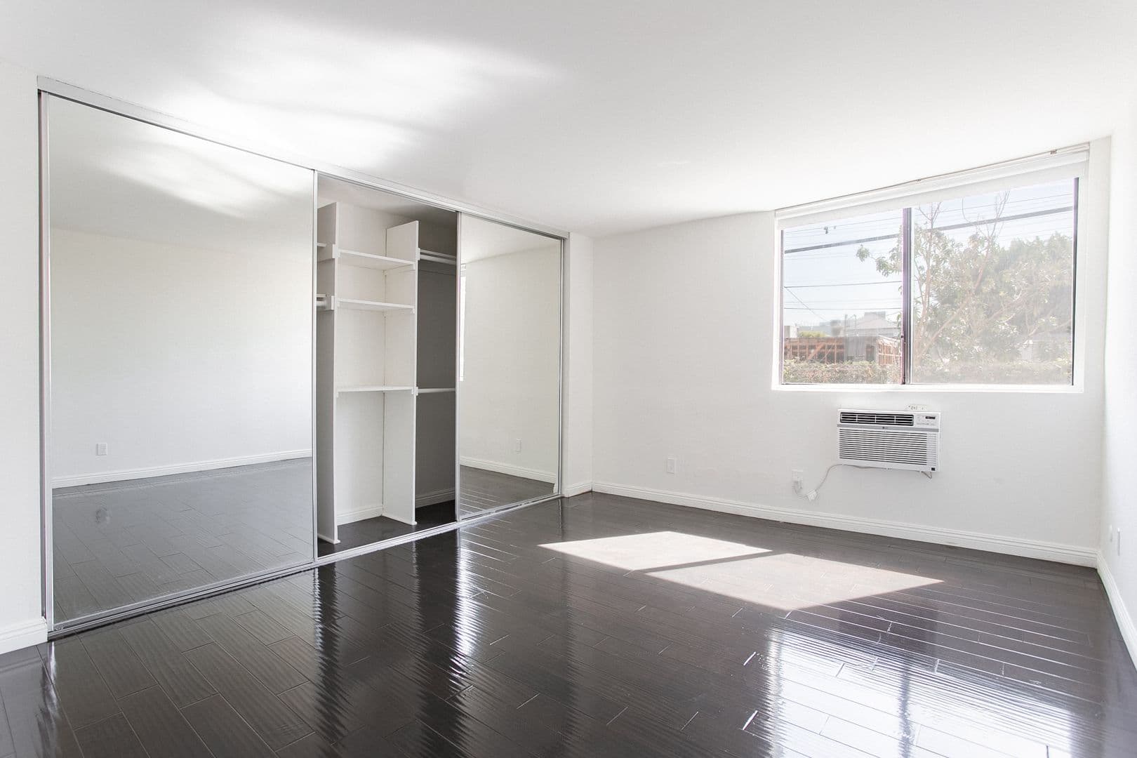 West Hollywood Apartment: 724 N West Knoll Drive