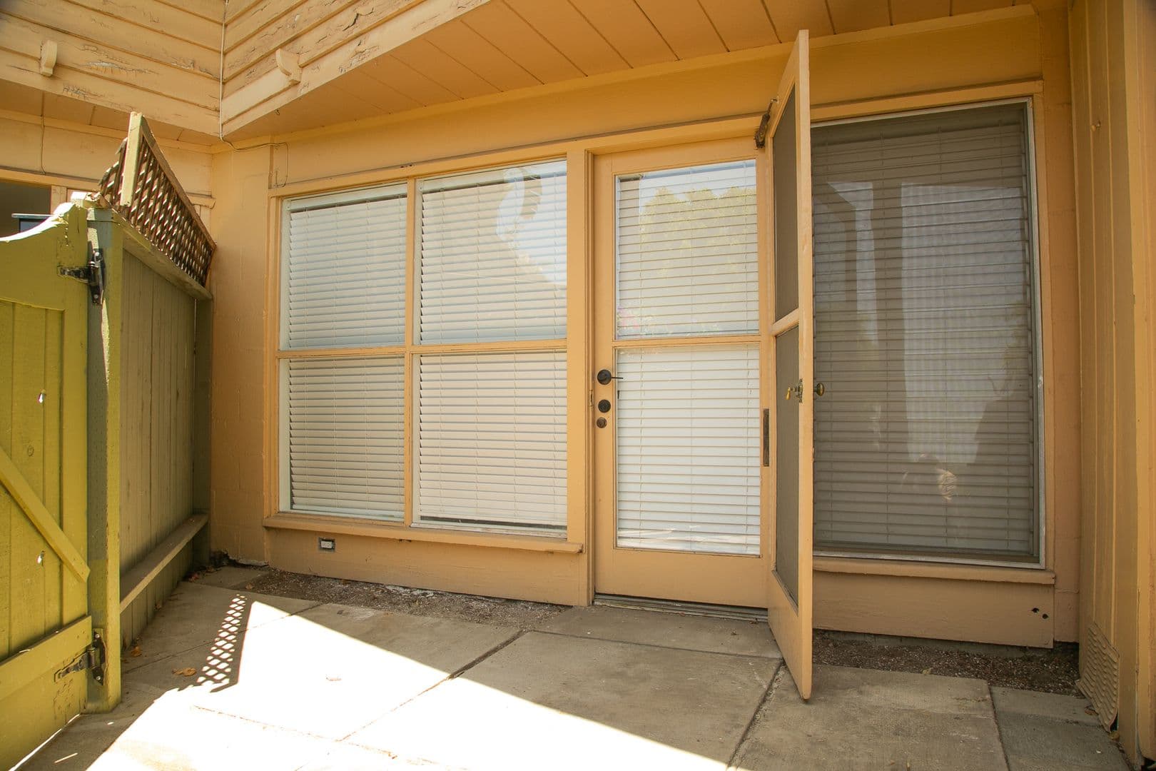 West Hollywood Apartment: 1127 Horn Ave