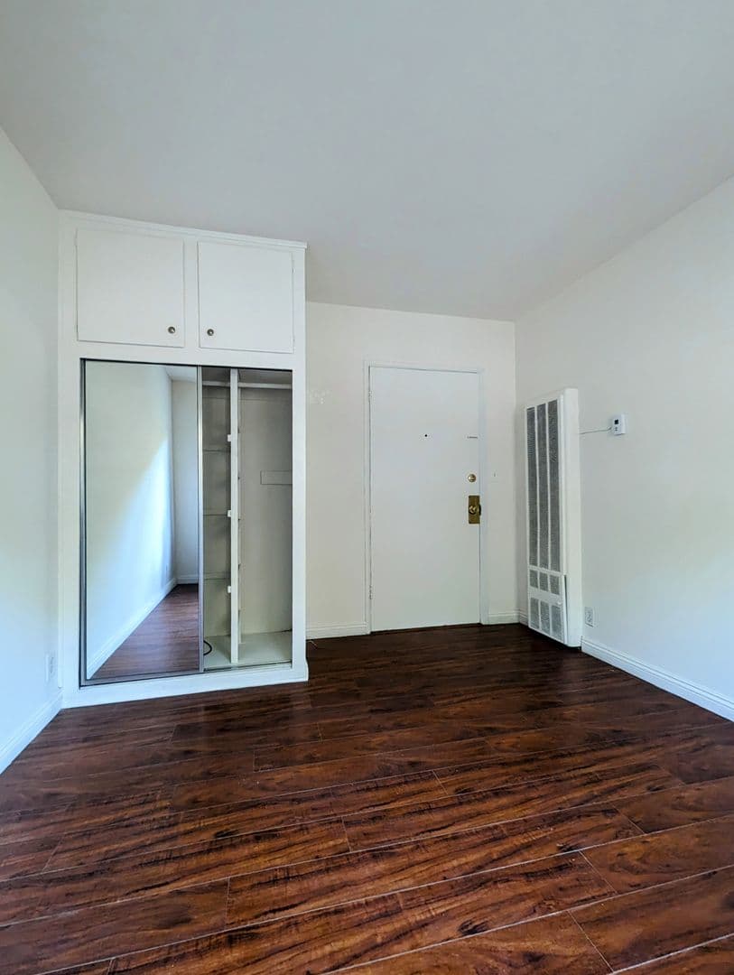 Los Angeles Apartment: 1811 Tamarind Ave
