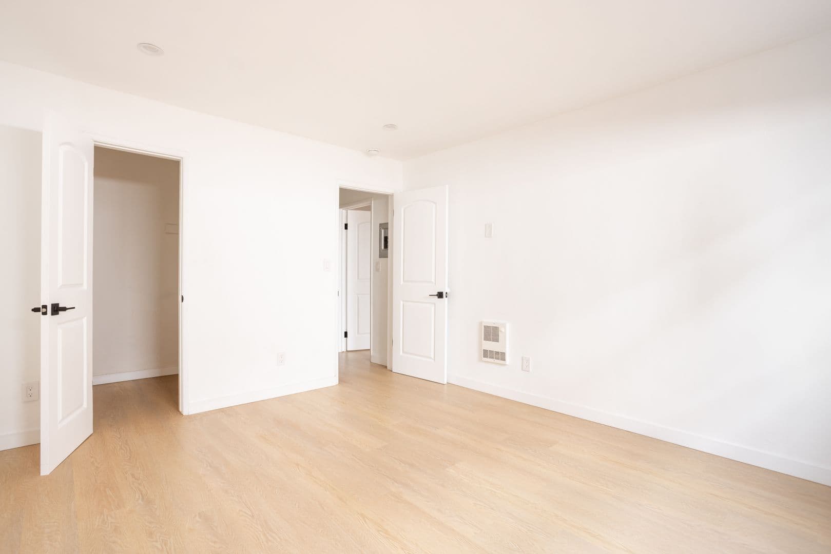 West Hollywood Apartment: 950 Larrabee St.