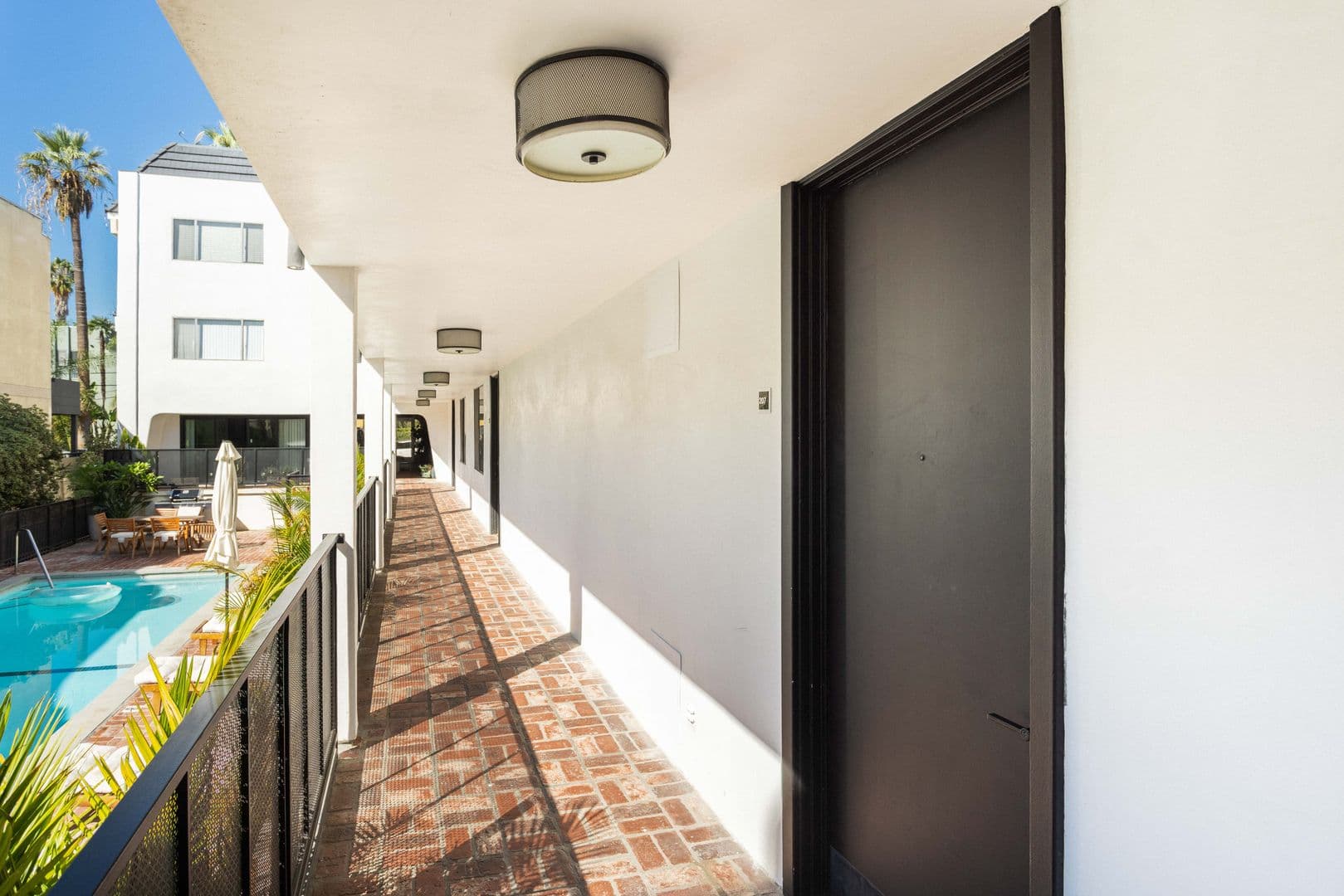 West Hollywood Apartment: 950 Larrabee St.