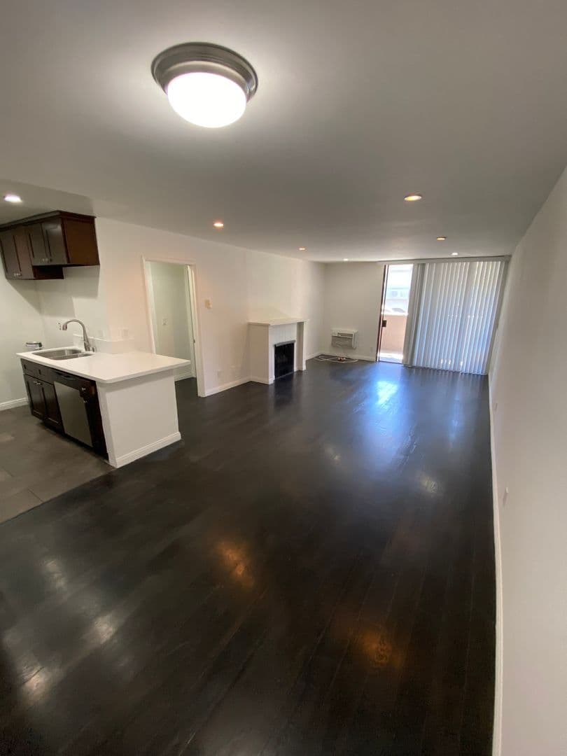 West Hollywood Apartment: 724 N West Knoll Drive