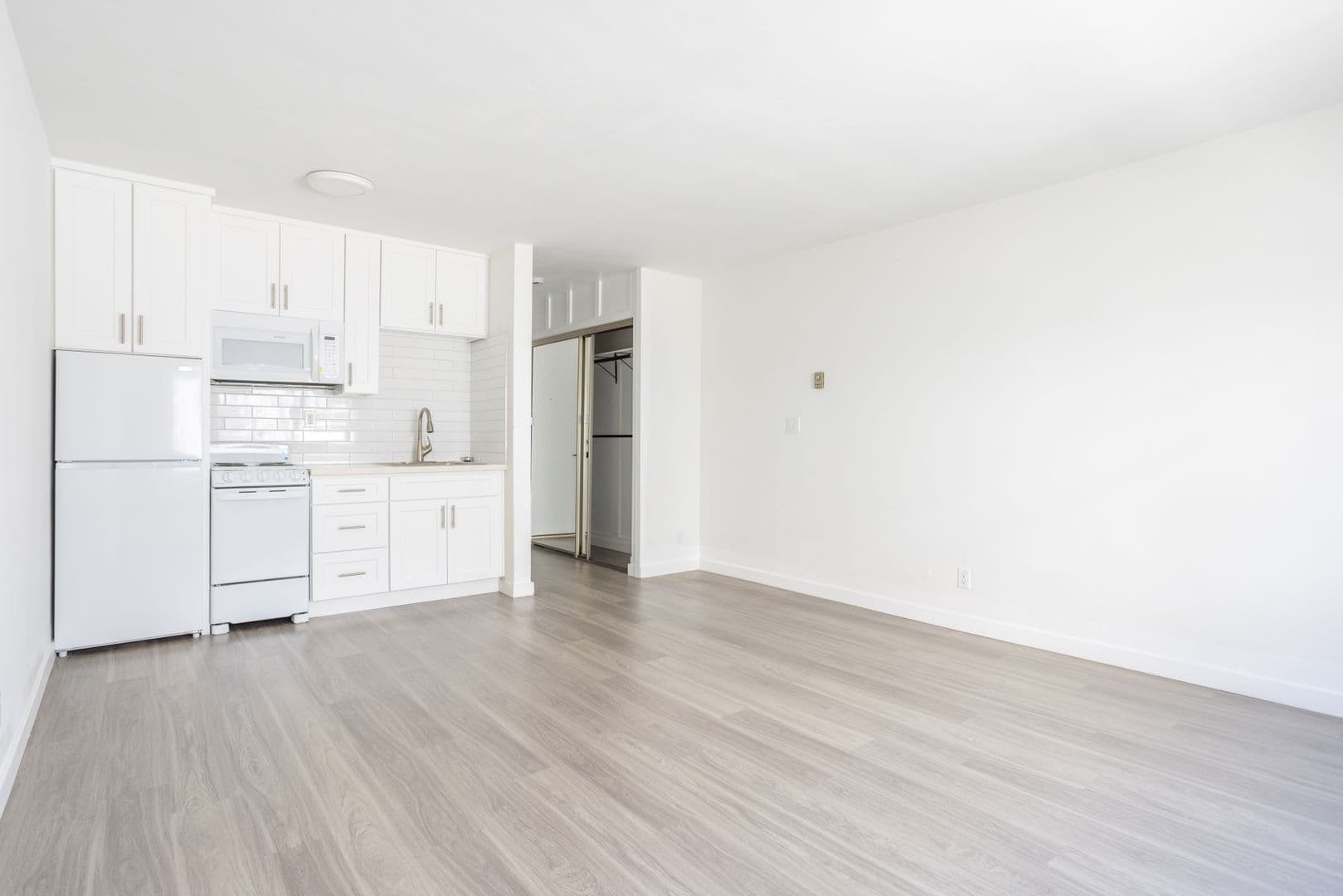 West Hollywood Apartment: 950 Larrabee St.