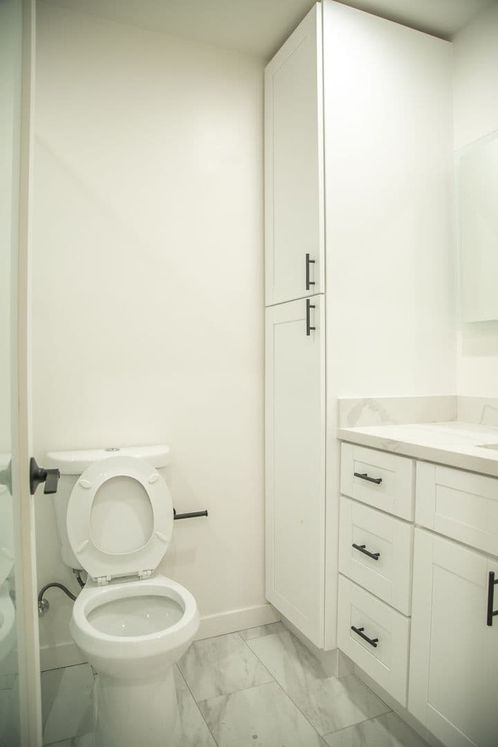 West Hollywood Apartment: 1127 Horn Ave