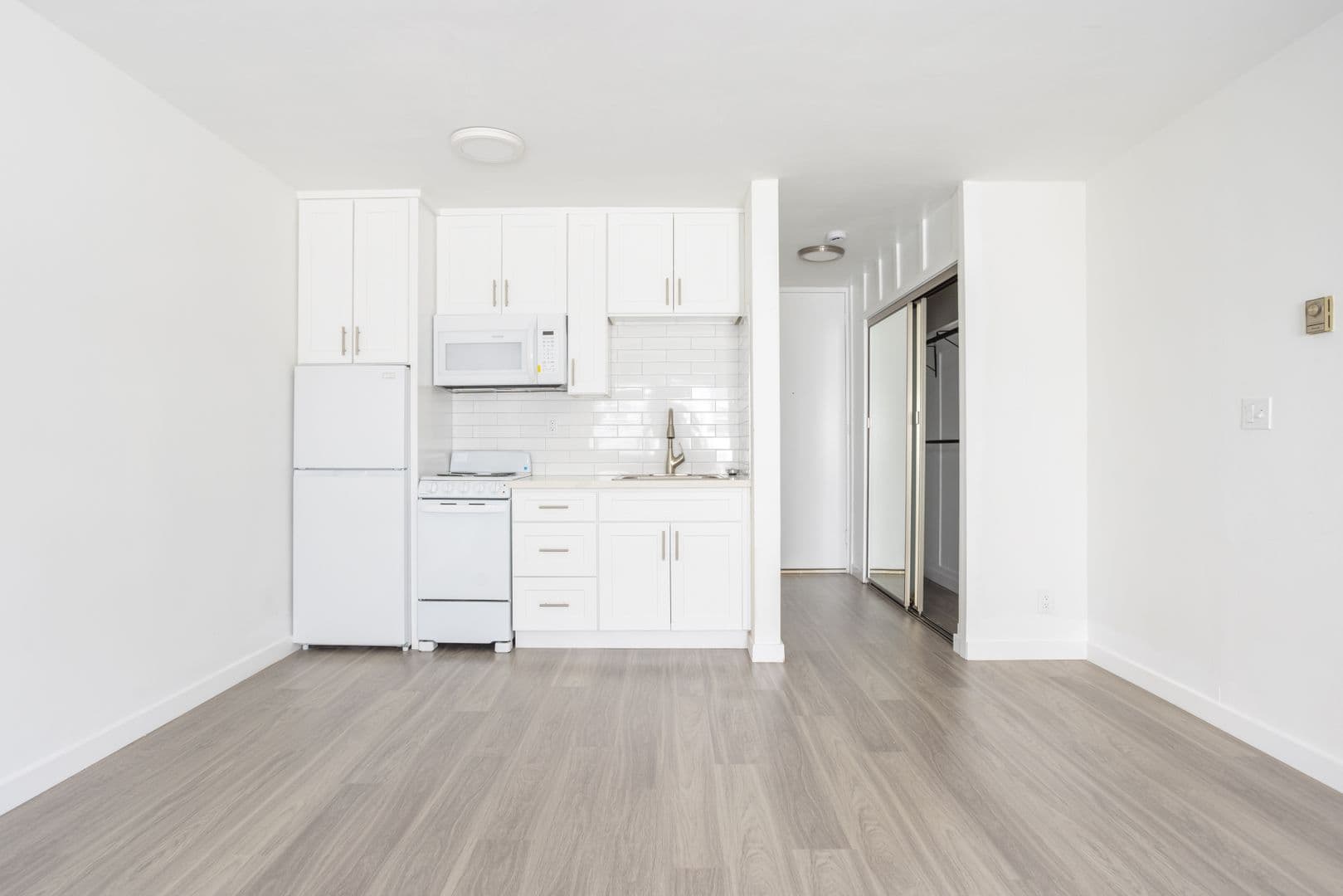 West Hollywood Apartment: 950 Larrabee St.