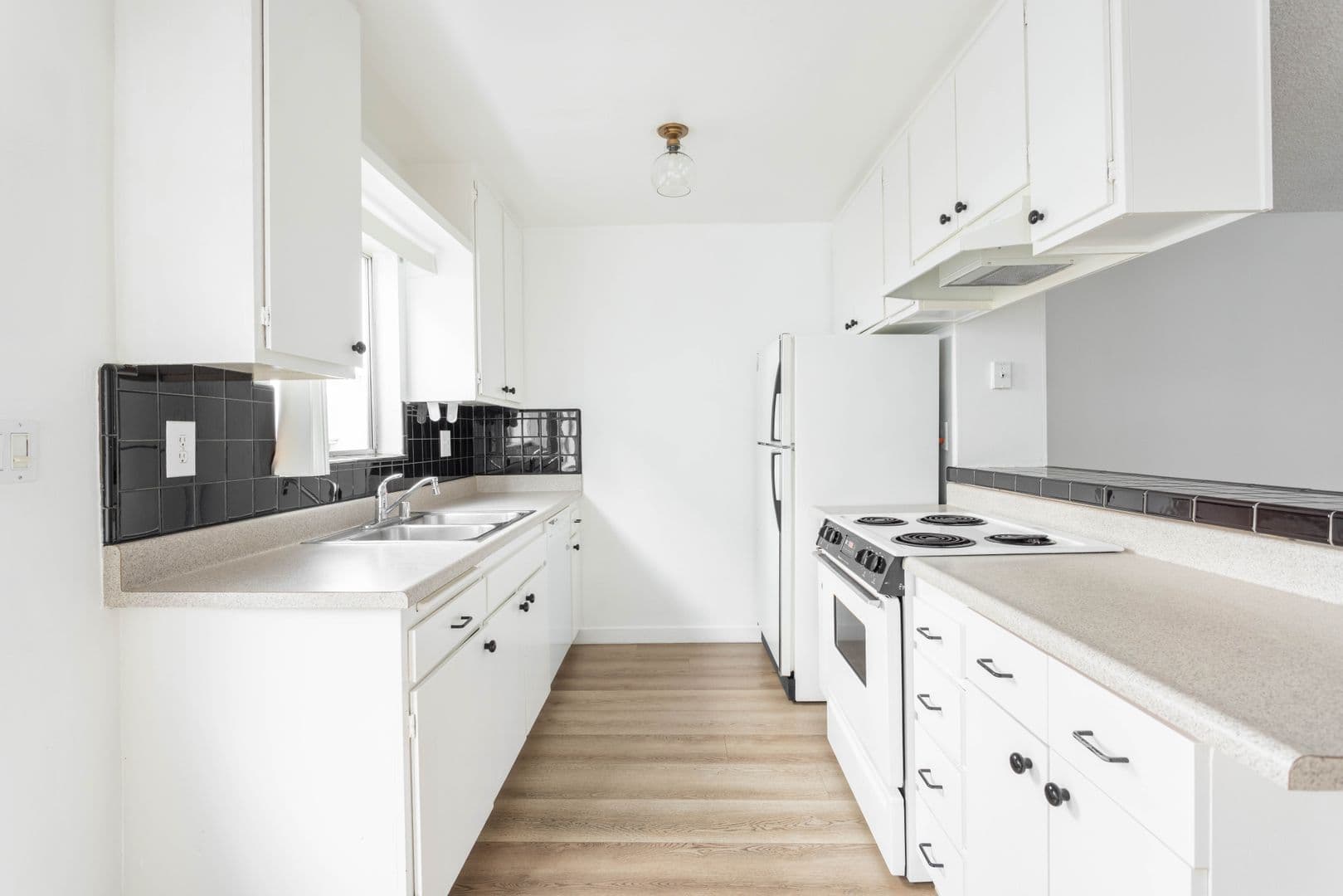 West Hollywood Apartment: 950 Larrabee St.