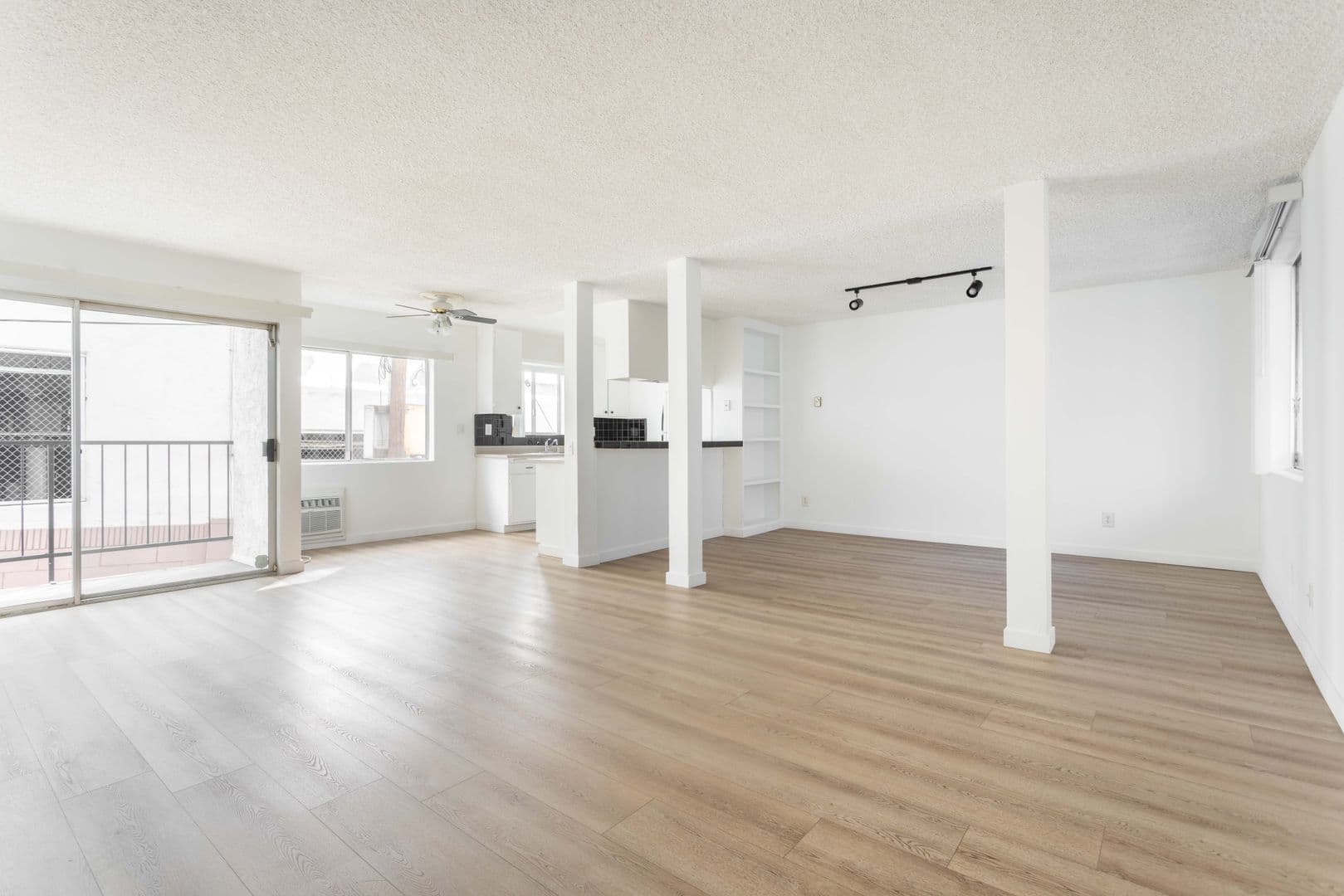 West Hollywood Apartment: 950 Larrabee St.