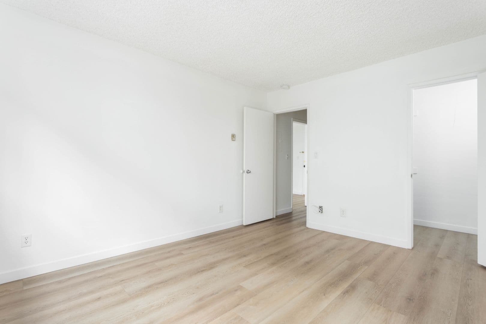 West Hollywood Apartment: 950 Larrabee St.